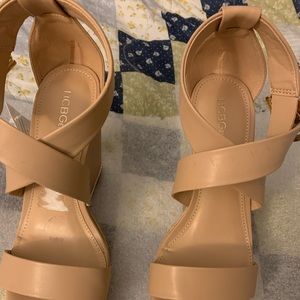 BCBGeneration size 8.5 peach wide